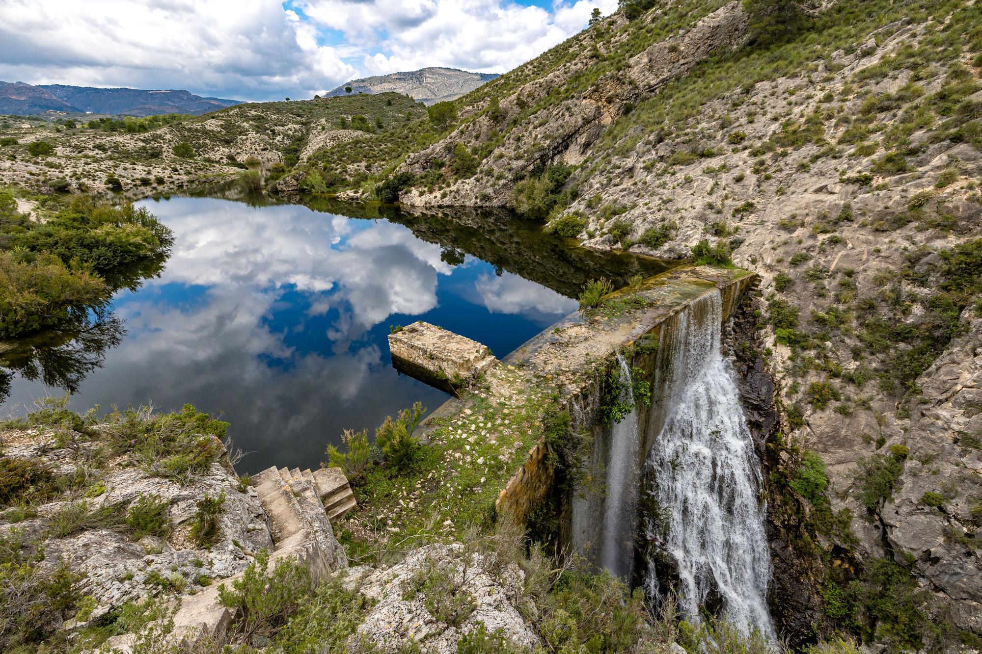 El pantano de Relleu, con 400 años de historia, está en desuso desde que en los años 40 se construyera el del Amadorio, de mayor capacidad pero en él se sigue almacenando agua cuando llueve como ha ocurrido las últimas semanas. Tanta que se ha desbordado por la parte más alta y deja una imagen única con una cascada cayendo al estrecho barranco de 40 metros.