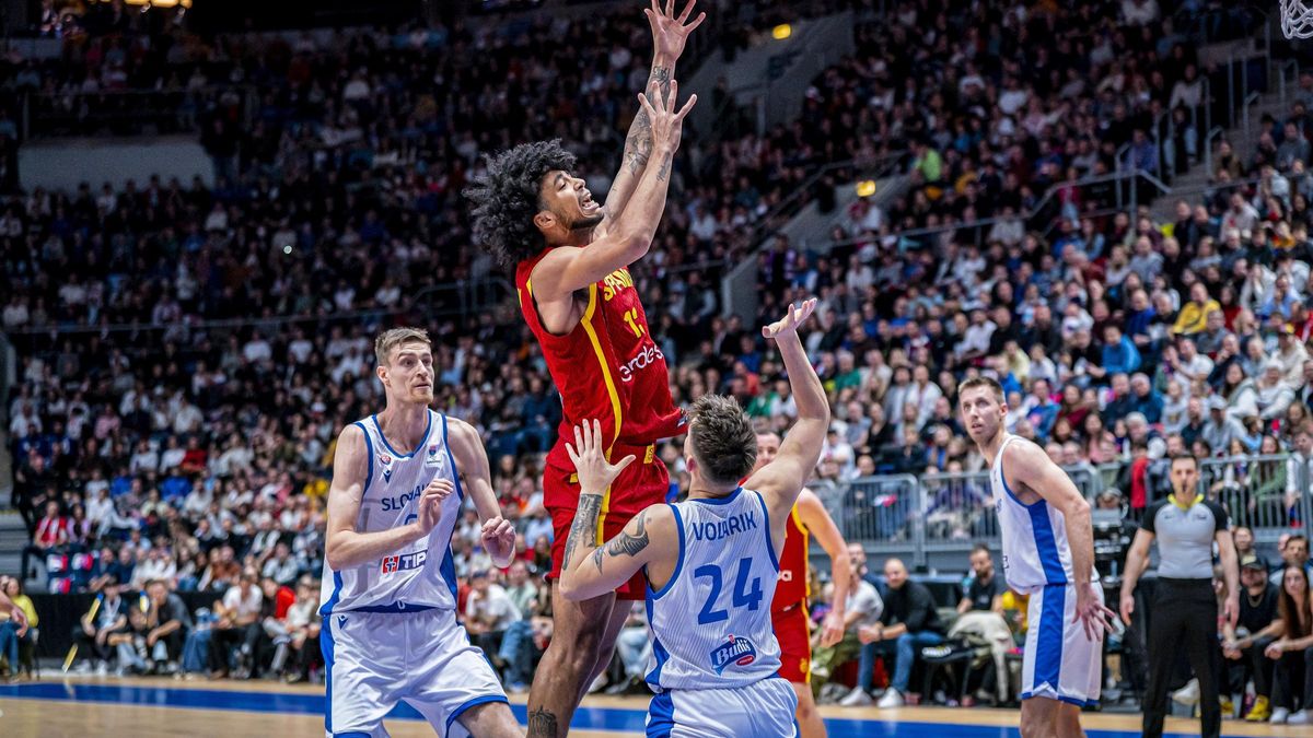 Izan Almansa entra a canasta en su estreno con la selección española de baloncesto