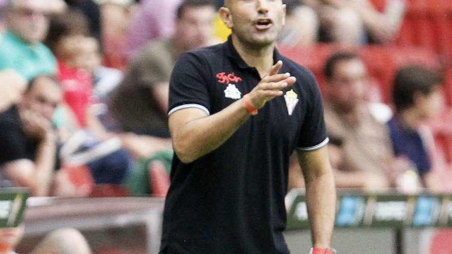 Abelardo da instrucciones en el partido de ayer.