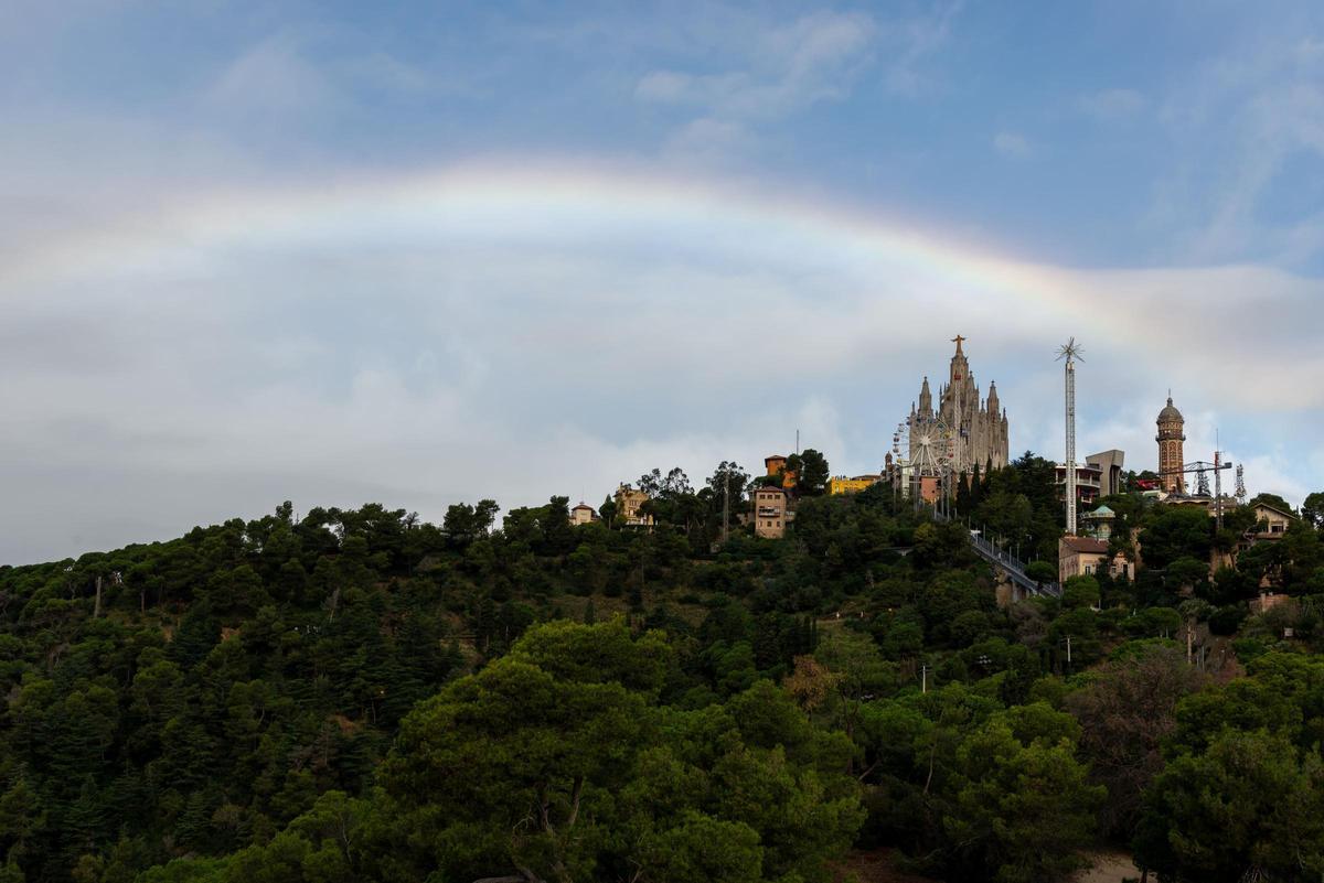 Un arcoíris cubre el cielo del Tibidabo este domingo