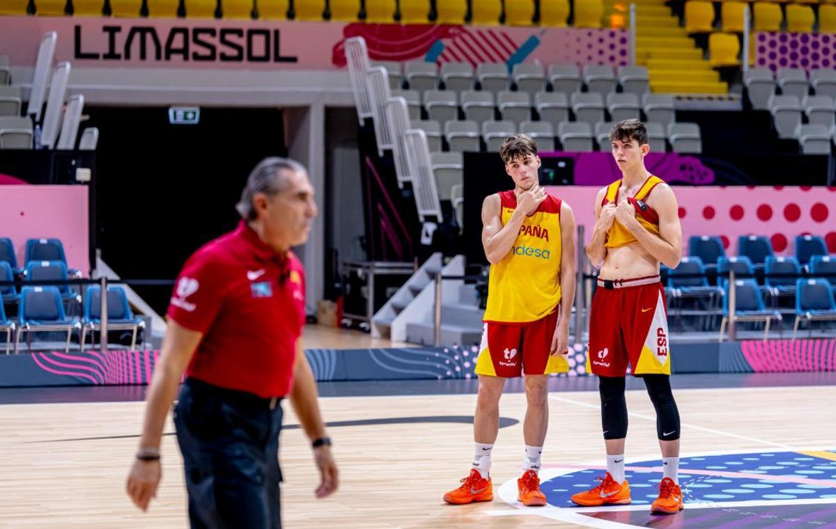 Saint-Supéry y De Larrea, en un entrenamiento en Limasol, con Scariolo en primer plano