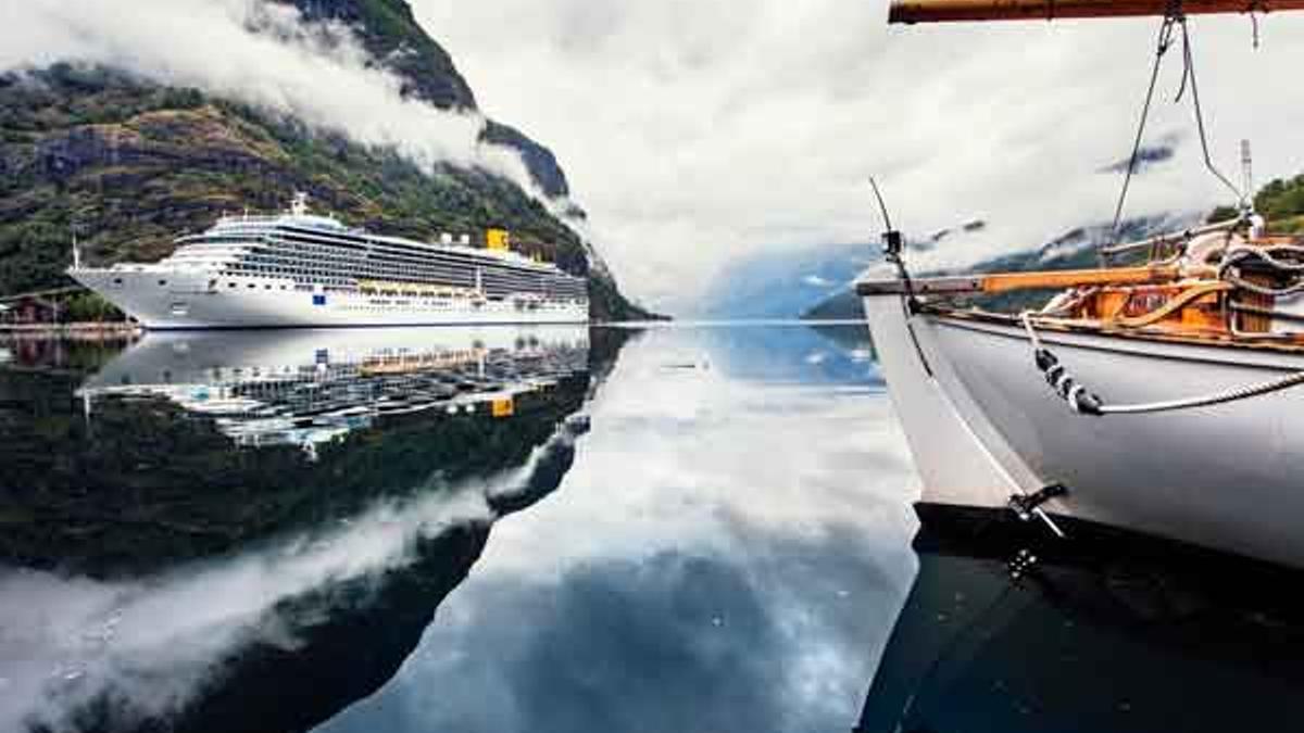 Un crucero anclado en Flam.