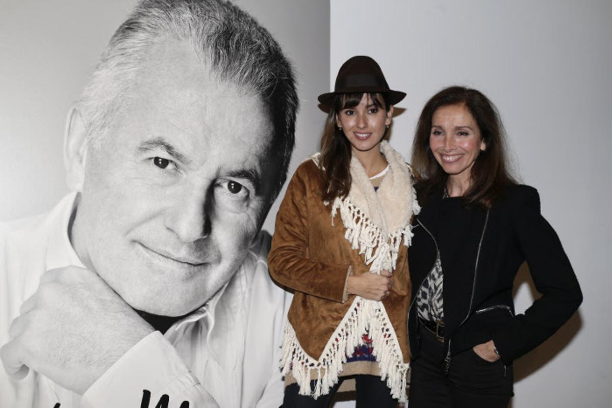 Marina San José, junto a su madre Ana Belén, en la presentación del libro de su padre Víctor Manuel