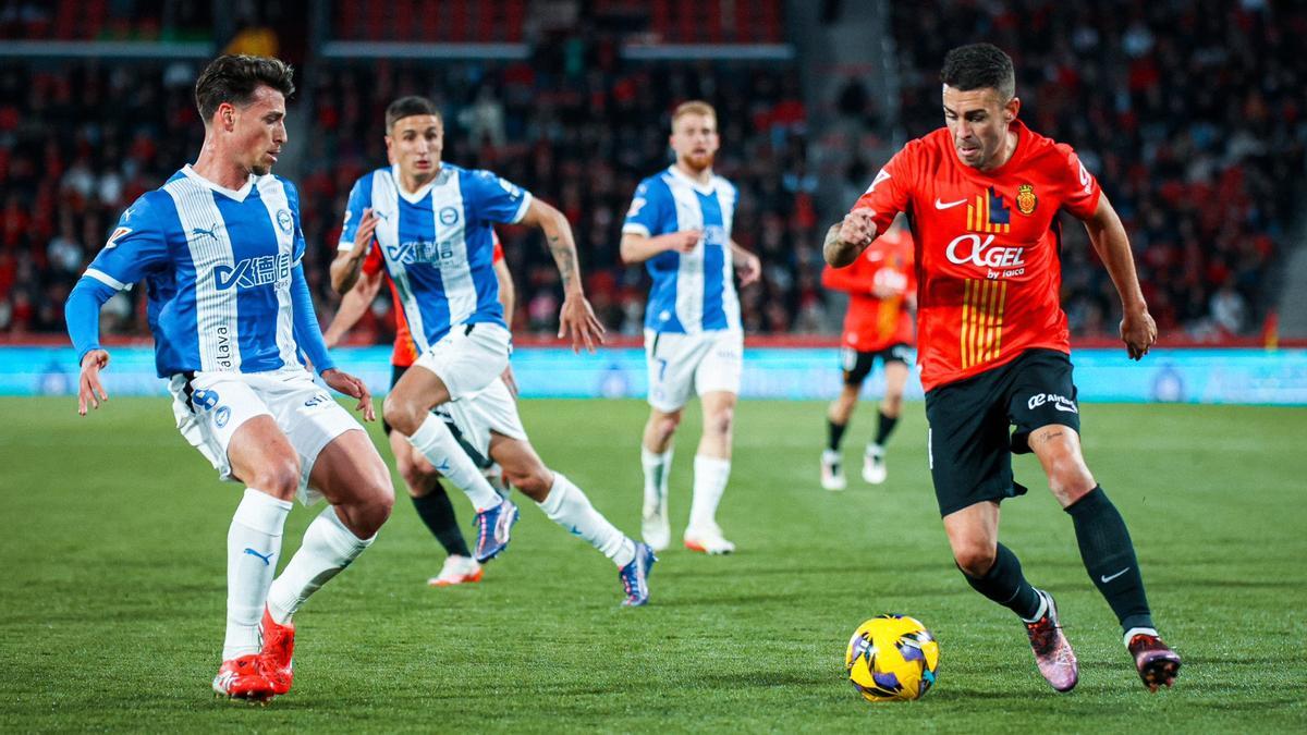 Dani Rodríguez conduce el balón durante el partido ante el Alavés.