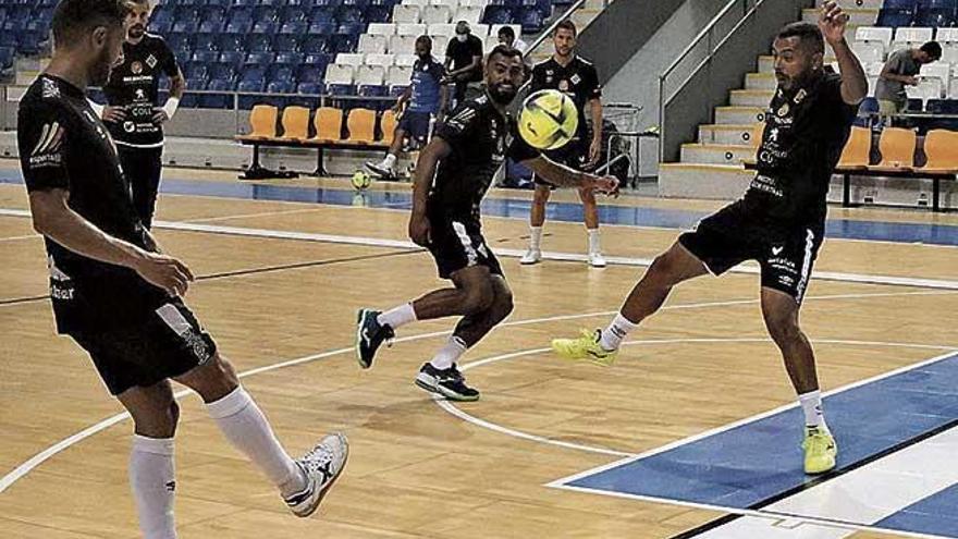 Los jugadores del Palma Futsal se entrenan ayer en Son Moix.