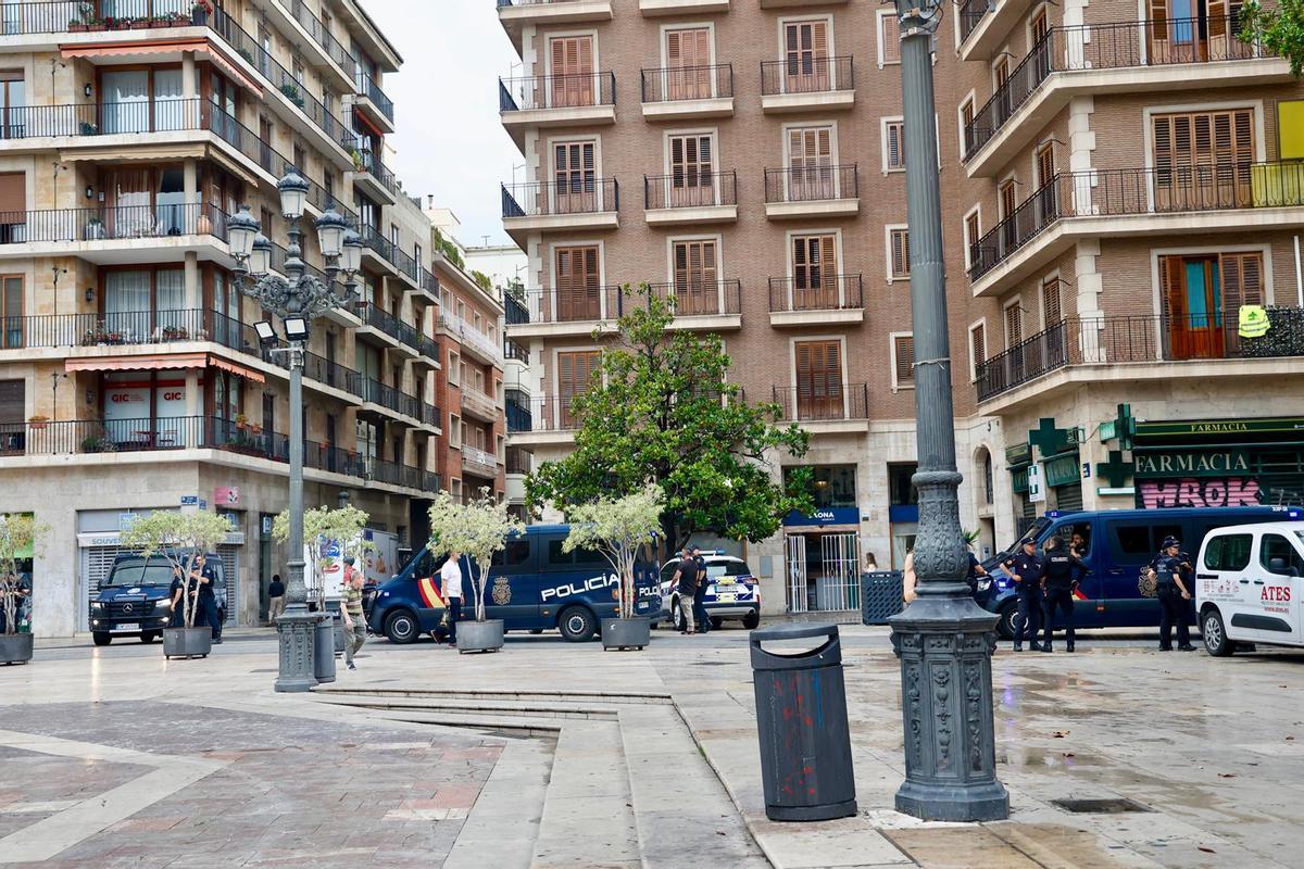 Segundo día de acampada educativa en València: llega la hora de montar el Corpus y acuden furgones de la policía a la plaza de la Virgen