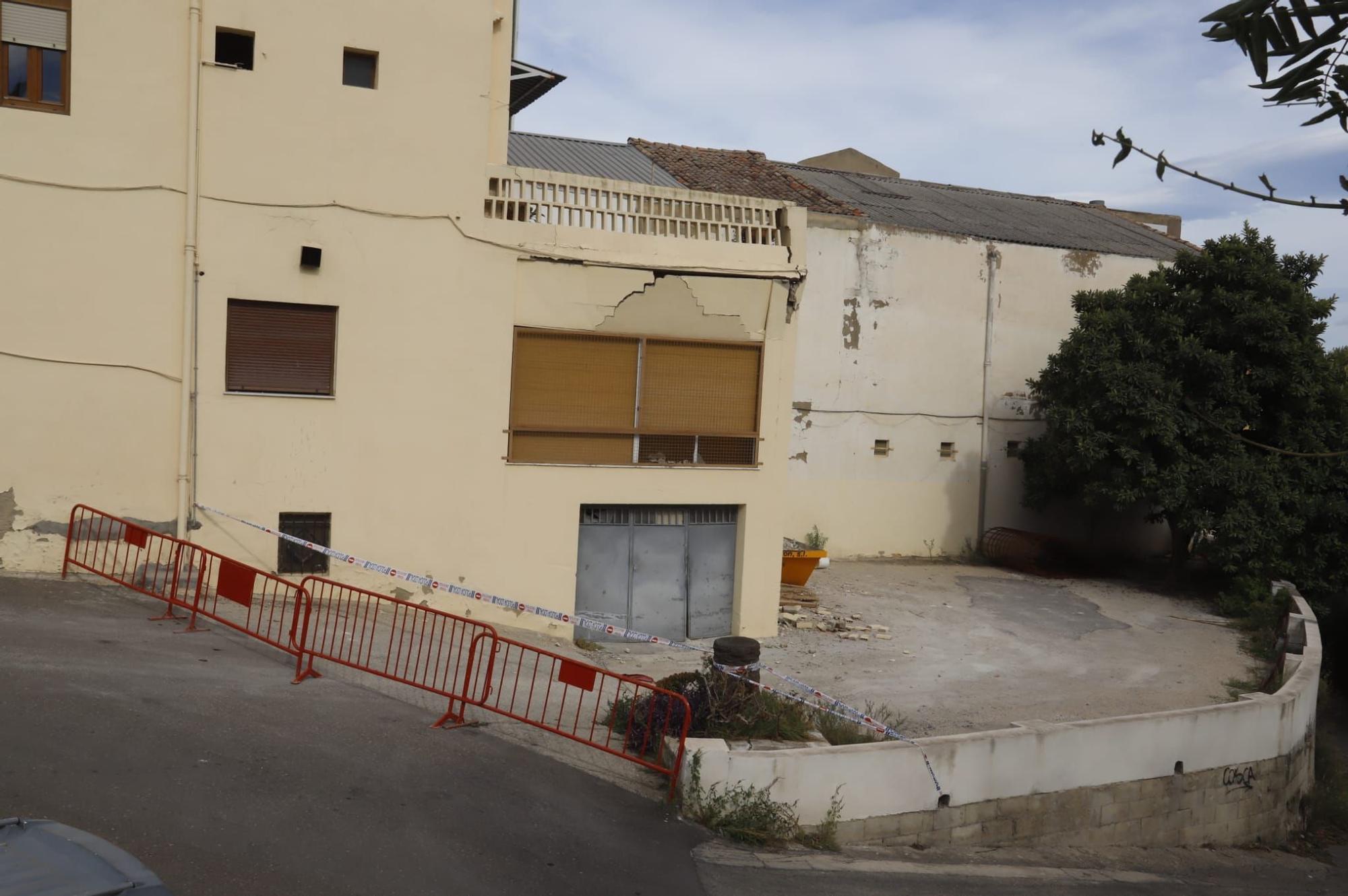 Precintan las inmediaciones de la casa derrumbada en Ontinyent