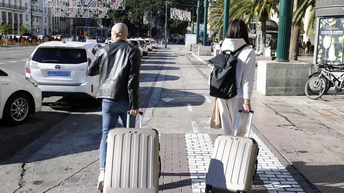 Dos turistas llegan con sus mañetas al Centro de Málaga.