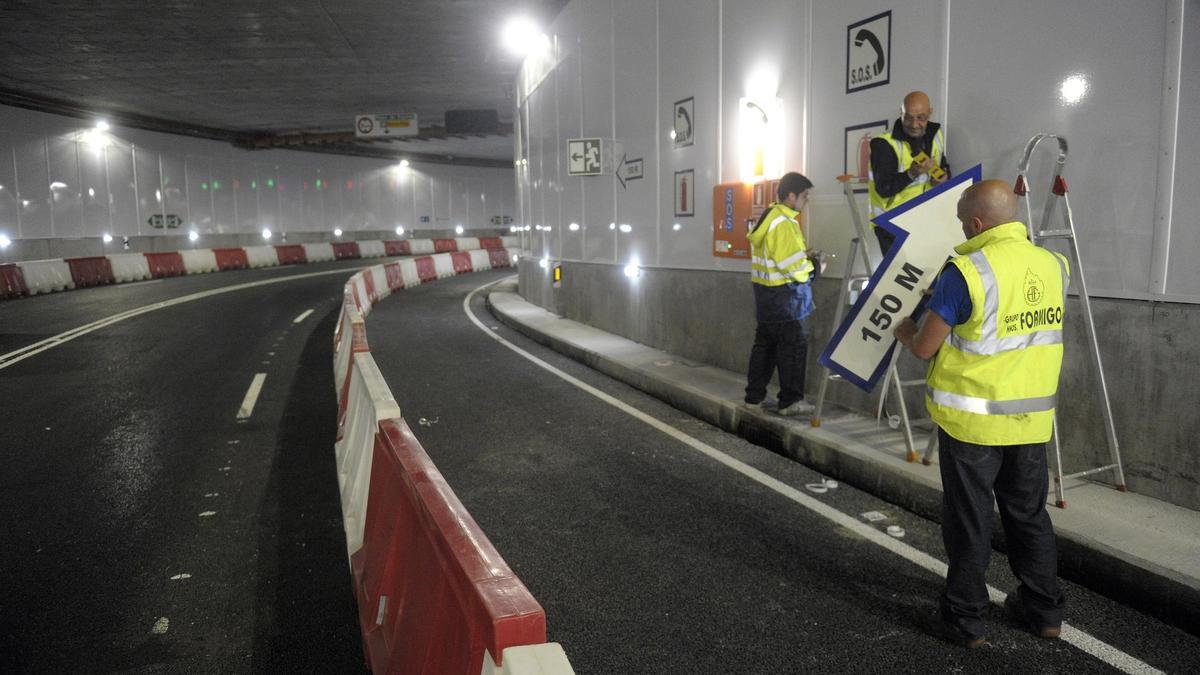 Trabajos en el interior del túnel de María Pita.
