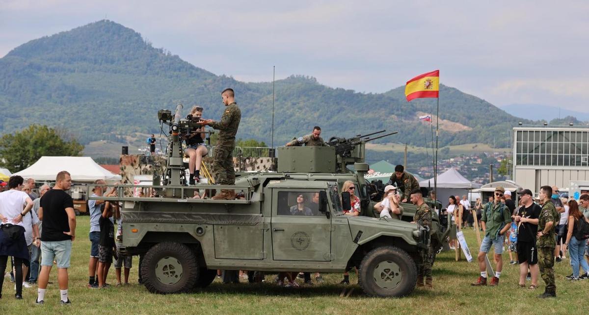 Los soldados dirigidos por la Brilat mostrando su misión en Eslovaquia.