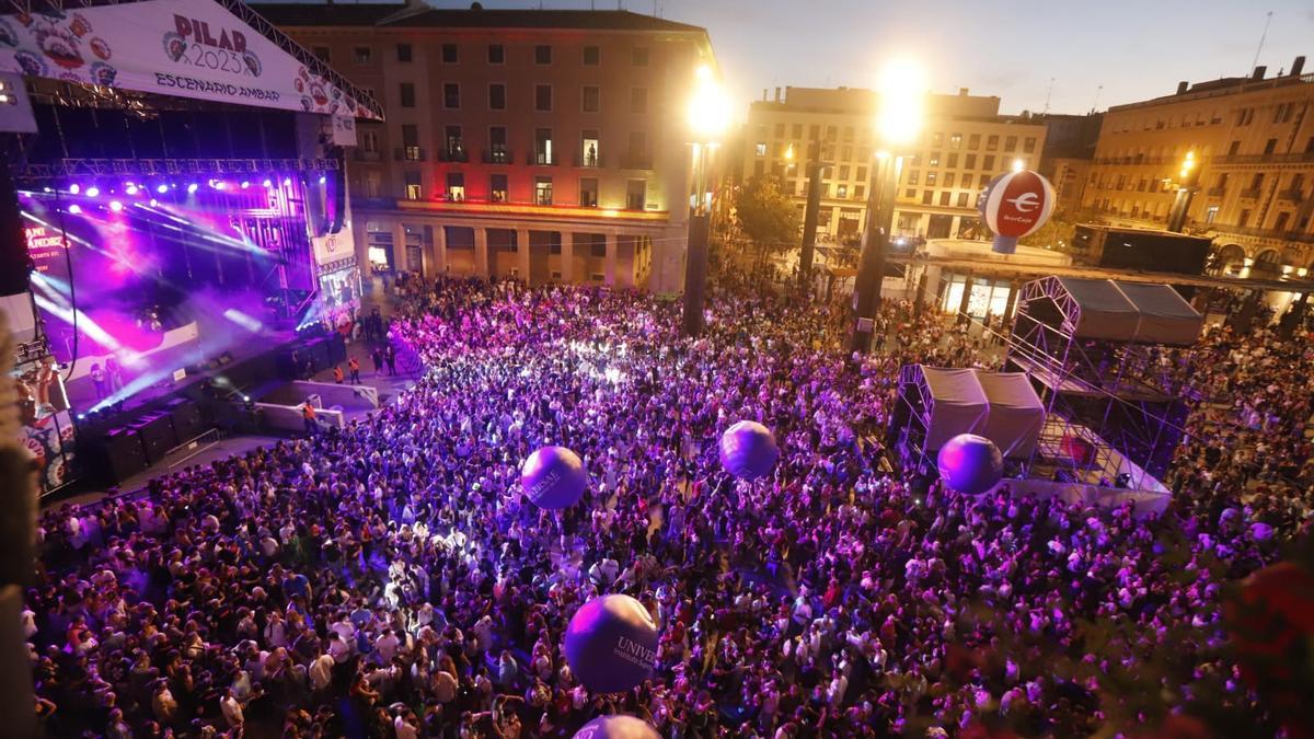 Imagen de la plaza del Pilar desde el balcón del Ayuntamiento de Zaragoza