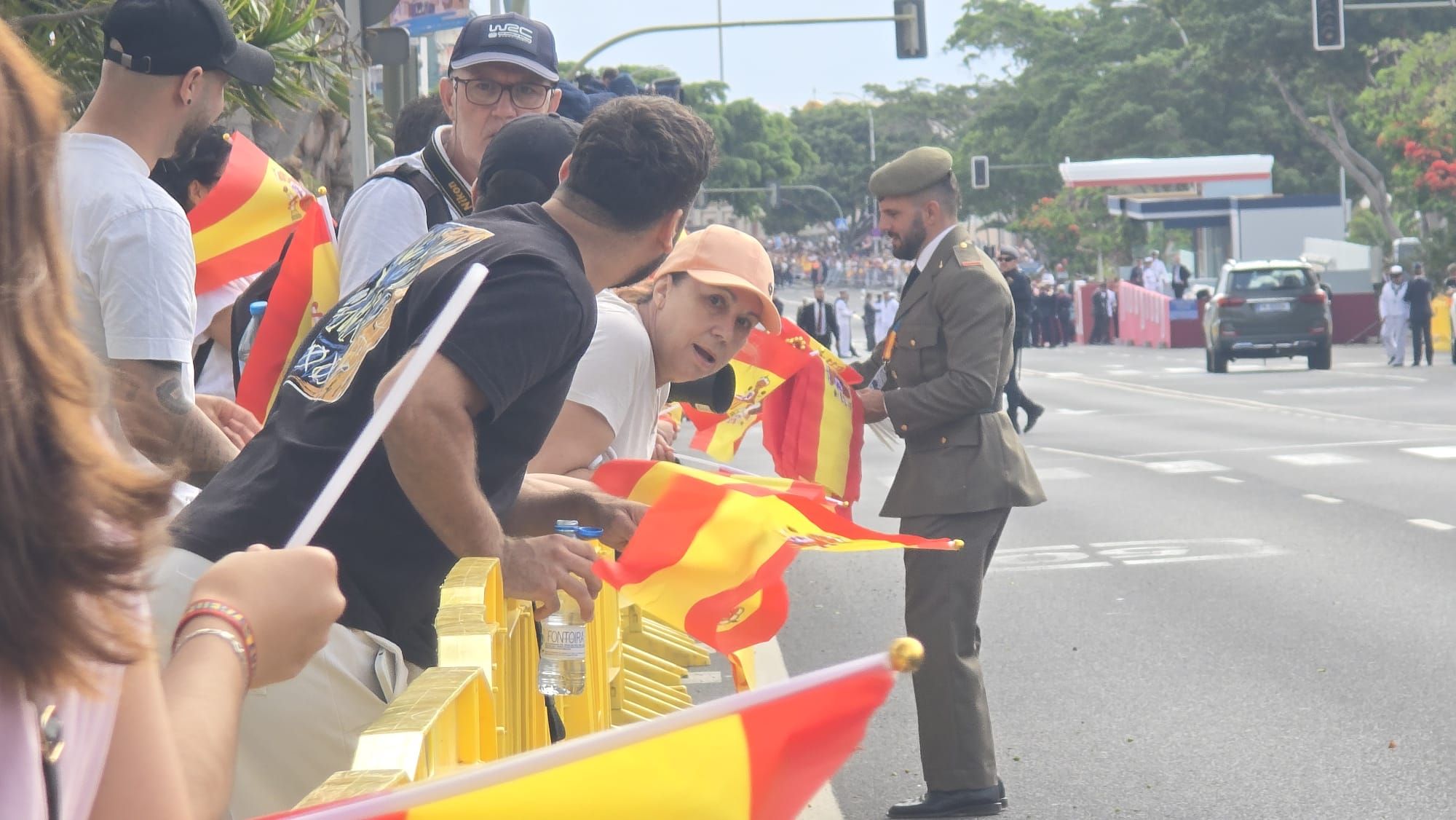 Reparto de banderas antes del acto por el Día de las Fuerzas Armadas