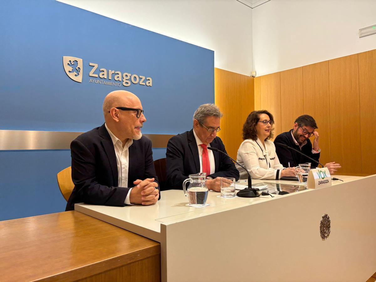 Los concejales de Vox en Zaragoza tras anunciar su negativa a los presupuestos el pasado mes de diciembre.