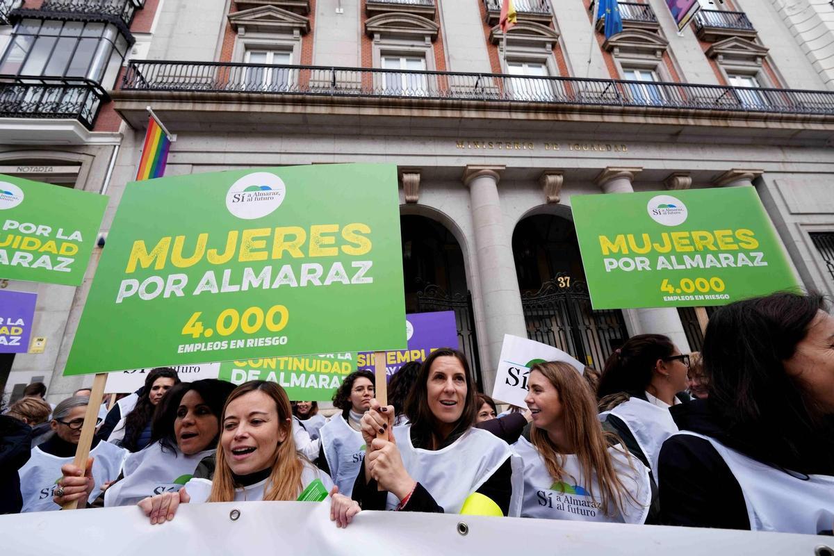 Mujeres del Campo Arañuelo se trasladaron a Madrid y protestaron en la puerta del Ministerio de Igualdad en contra del cierre de la central de Almaraz.