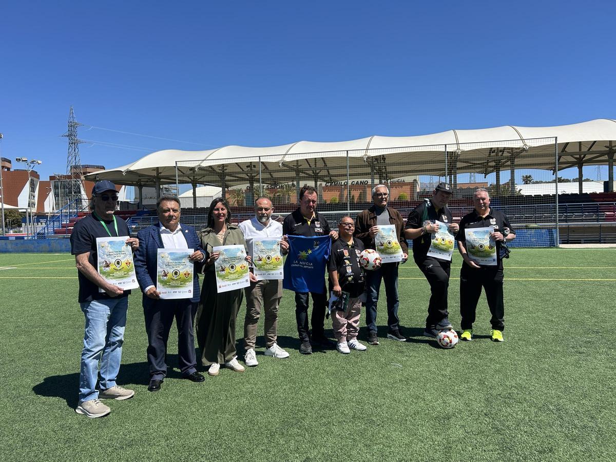 Presentación del evento en el campo de futbol 11 artificial, lugar donde se disputará el torneo.