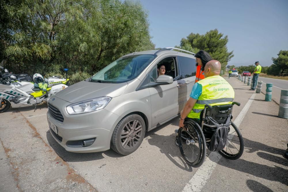 Personas en silla de ruedas intentan concienciar de que no se corra al volante