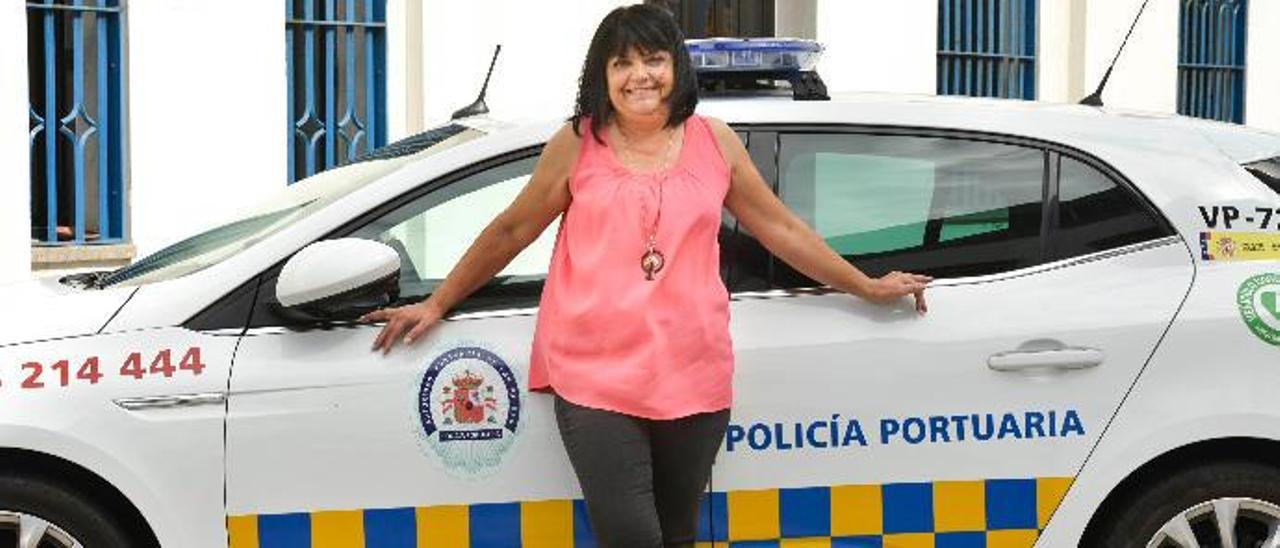La policía portuaria Ita Sosa, primera mujer guardamuelles en España.