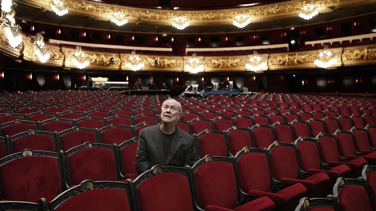 Fotografía de archivo del 11 de marzo de 2024 del director de escena norteamericano Bob Wilson posando en la platea del Gran Teatre del Liceu en Barcelona (España)