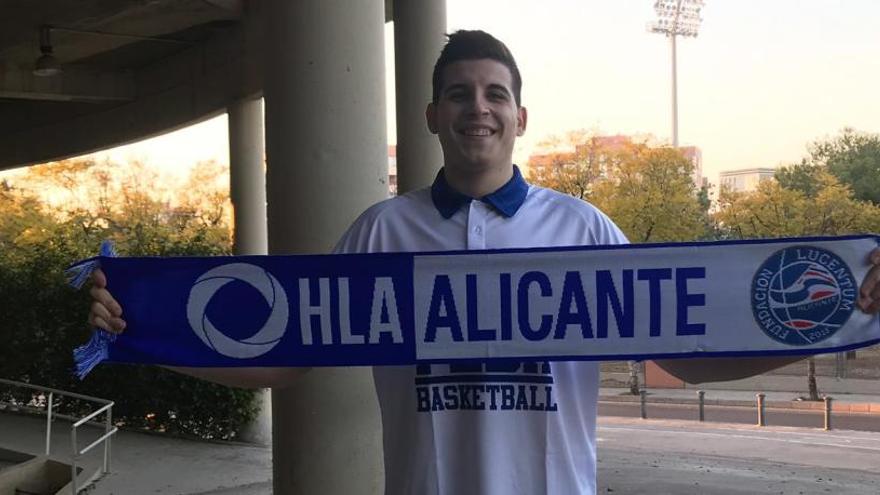 Carlos Toledo, ayer, con la bufanda del HLA Alicante.