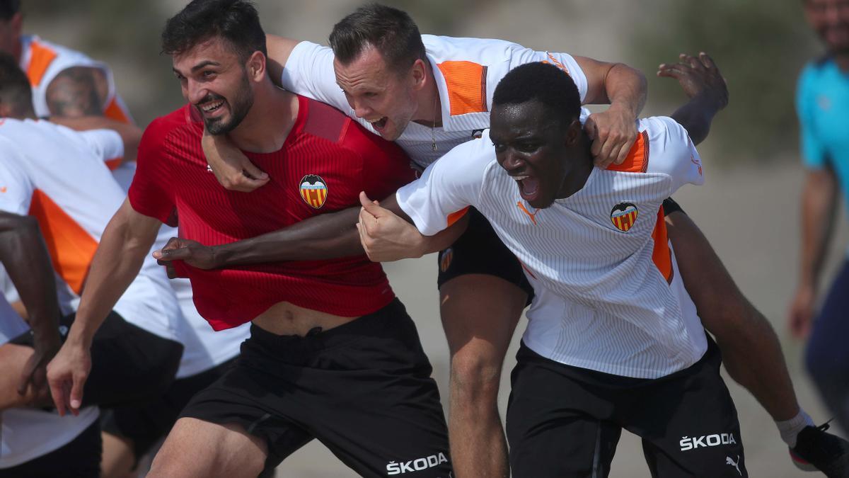 El Valencia CF se entrena en la playa