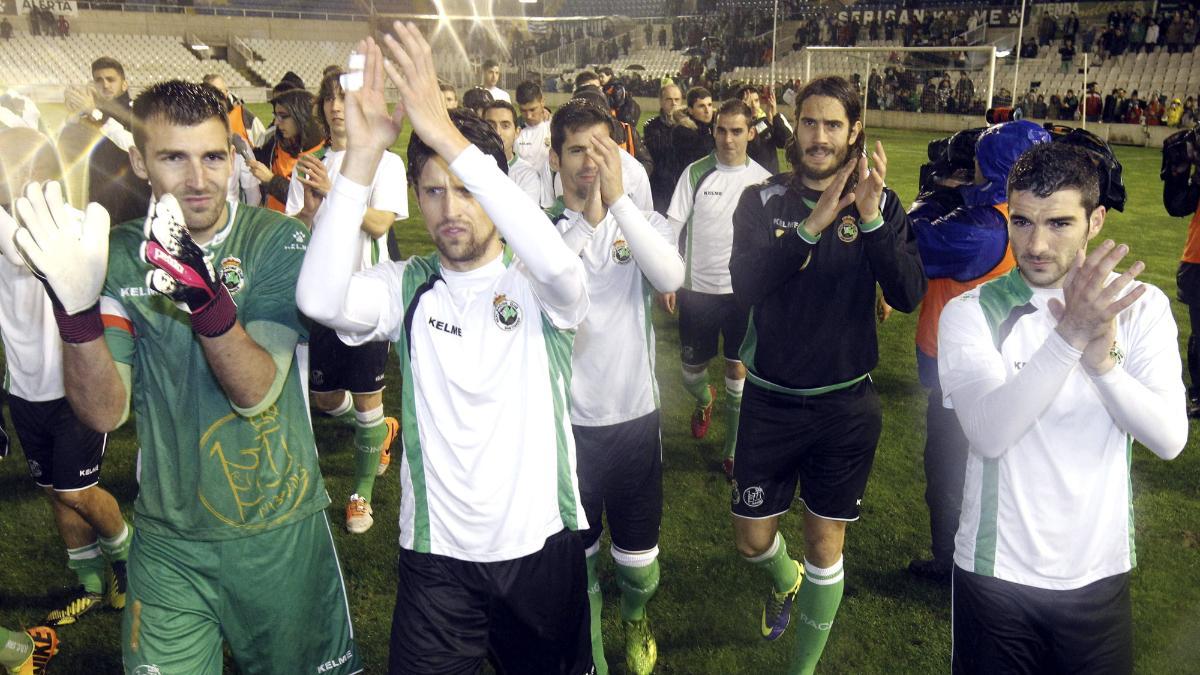 Los jugadores del Racing Club de Santander saludan a la afición tras suspenderse el partido ante la Real Sociedad