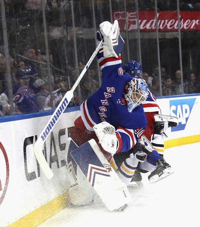 Alexandar Georgiev, el número 40 de los New York Rangers pierde el equilibrio cuando sale de la red para jugar el disco durante el primer período contra los Pittsburgh Penguins en el Madison Square Garden.