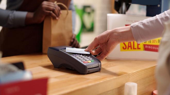 La OCU lo aclara: si te duplican un cargo en la tarjeta de crédito puedes reclamar así