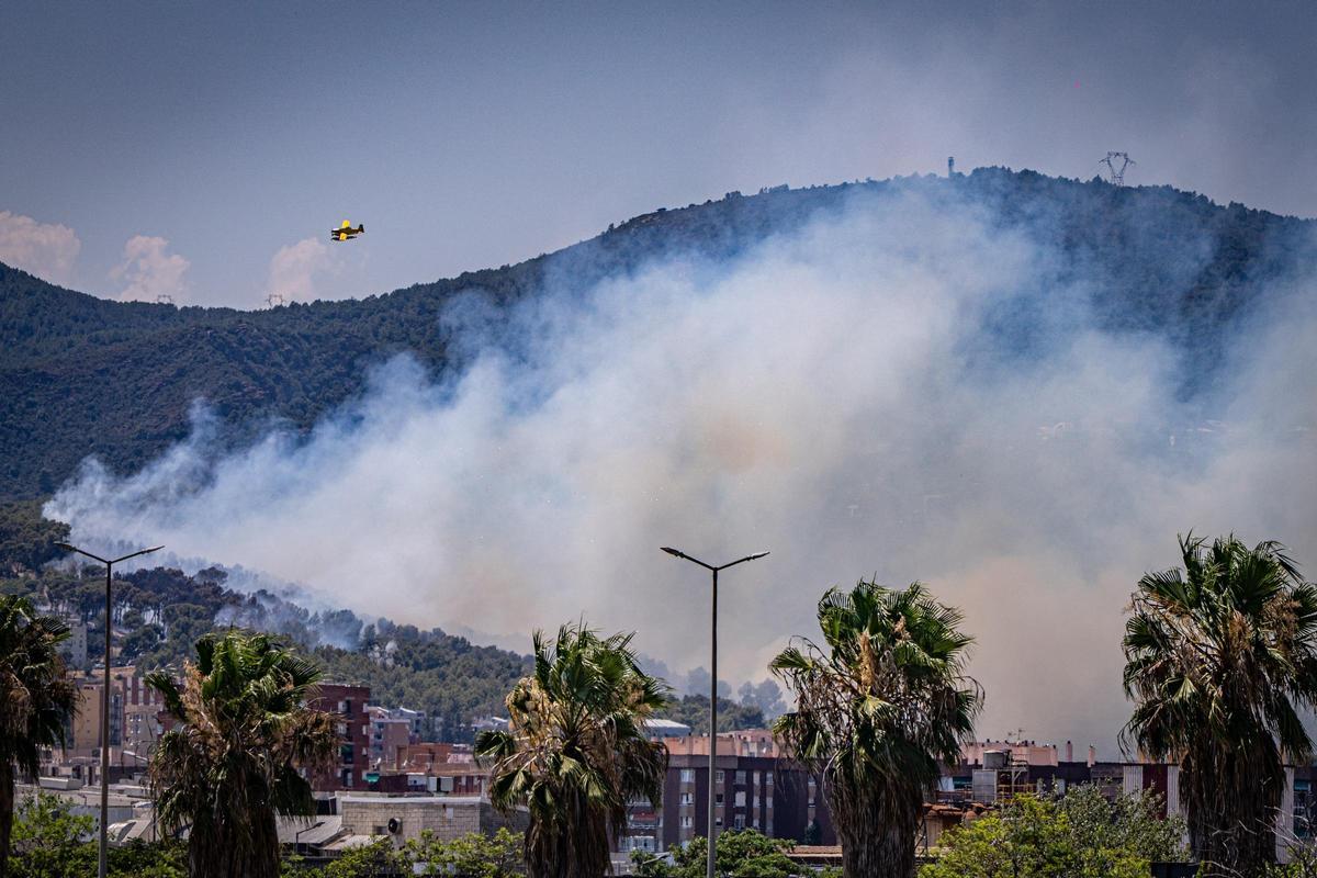 Los Bombers confían en perimetrar pronto el incendio forestal en Gavà que ha obligado a confinar a 6.000 personas
