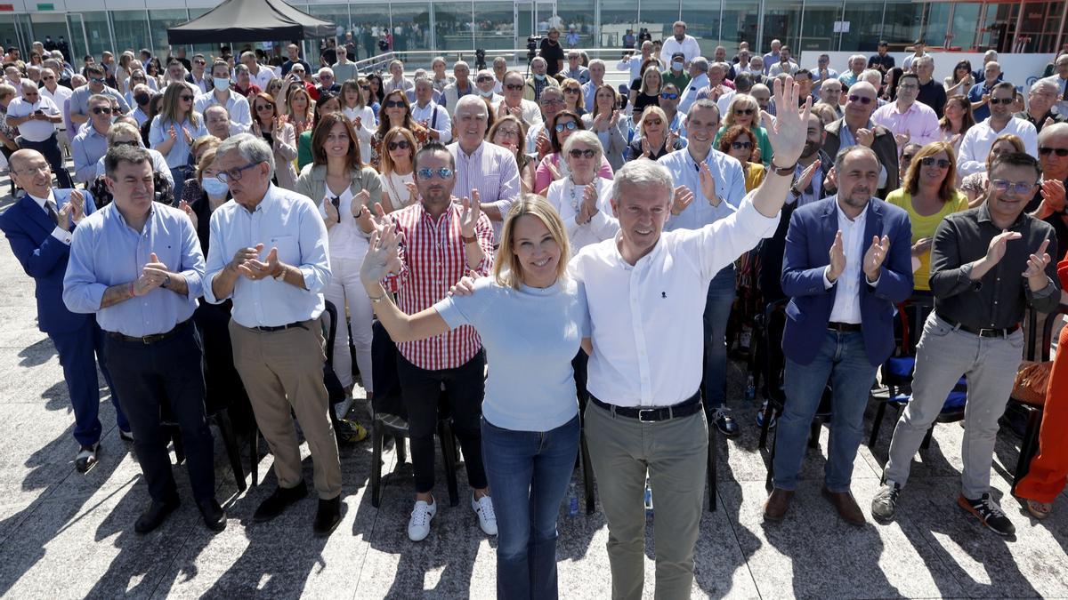 Rueda y Fernández-Tapias rodeados de militantes del PPdeG hoy en la terraza del Auditorio Mar de Vigo