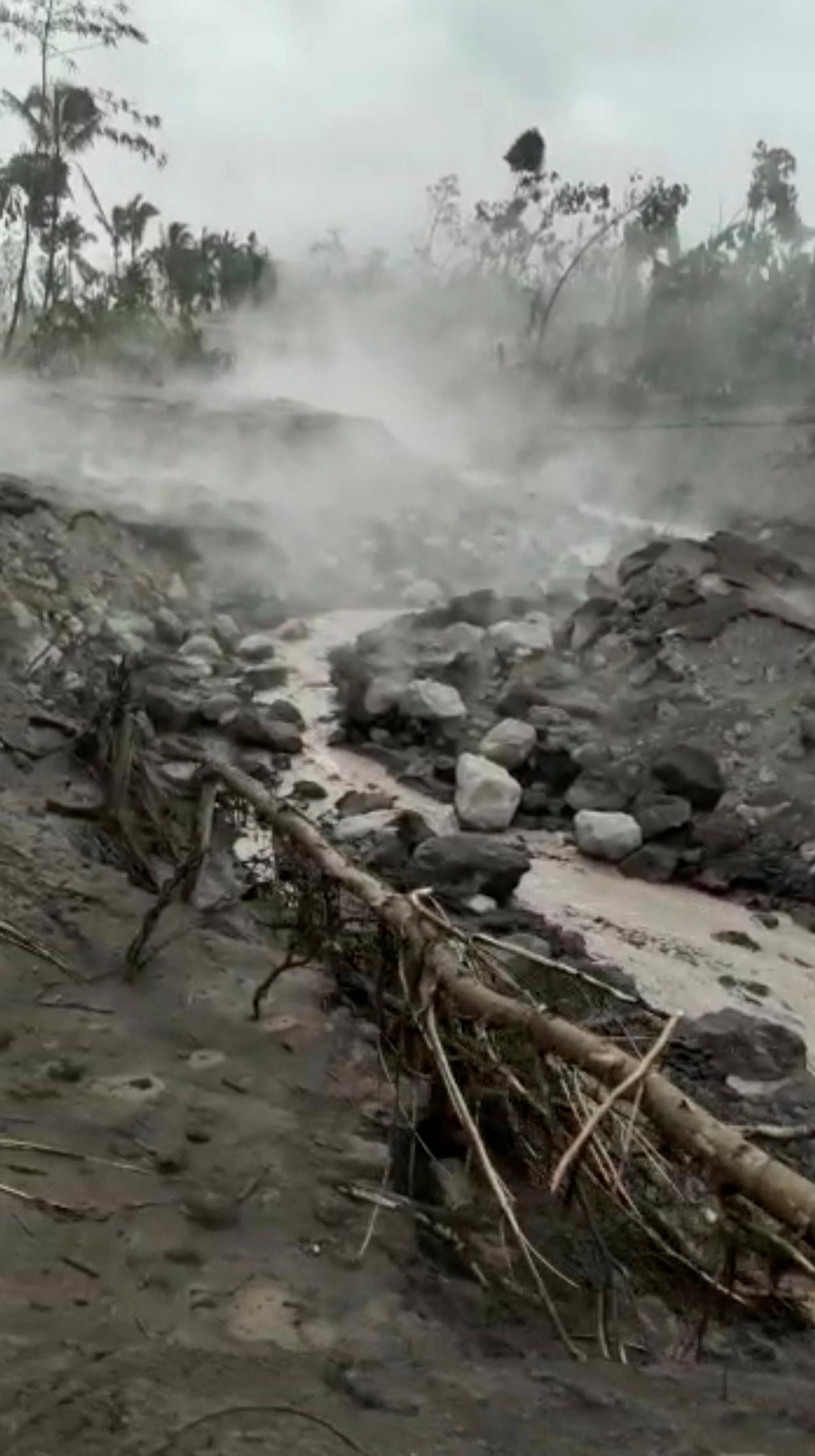 La isla de Java (Indonesia), en alerta por la erupción del volcán Semeru