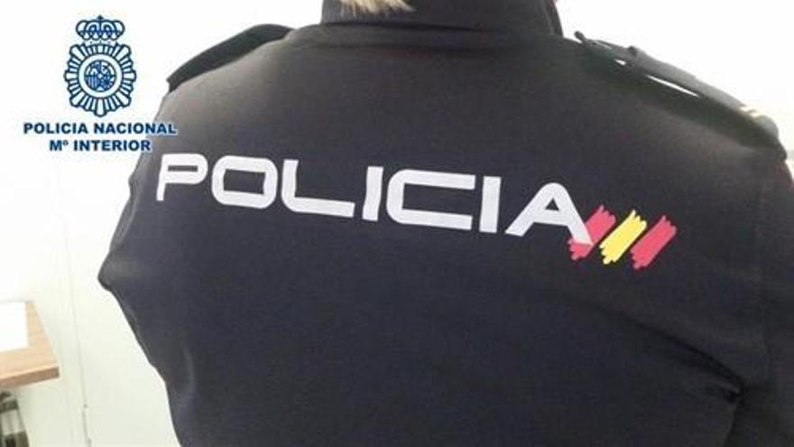 Tres detenidos por robar la caja registradora de un comercio y una tablet en La Viñuela