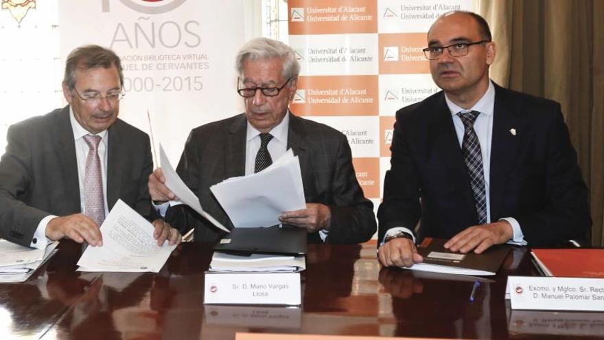 Faustino Bau, Vargas Llosa y Manuel Palomar en el patronato de la FBVMC en 2015 en Alicante.