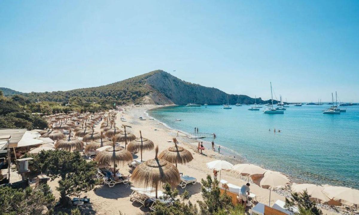 Tropicana Ibiza, un oasis para saborear la vida de chiringuito en Cala Jondal