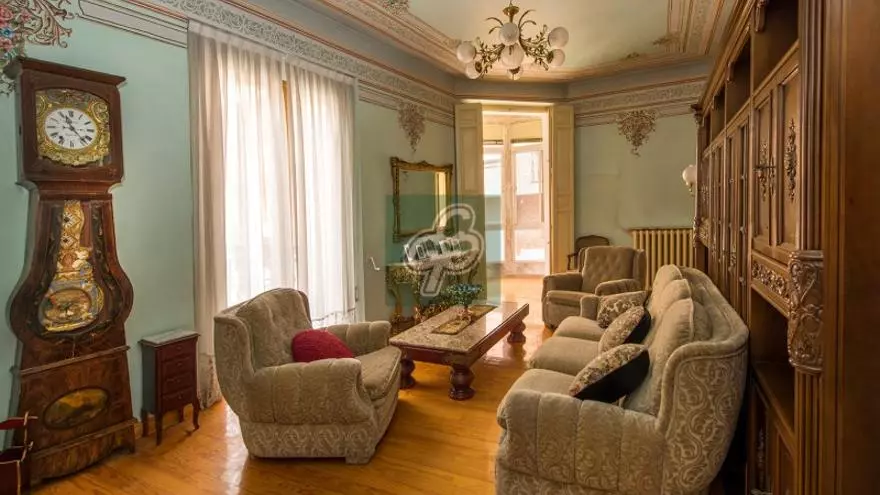 A la venta un "palacete" modernista en Benavente con seis dormitorios
