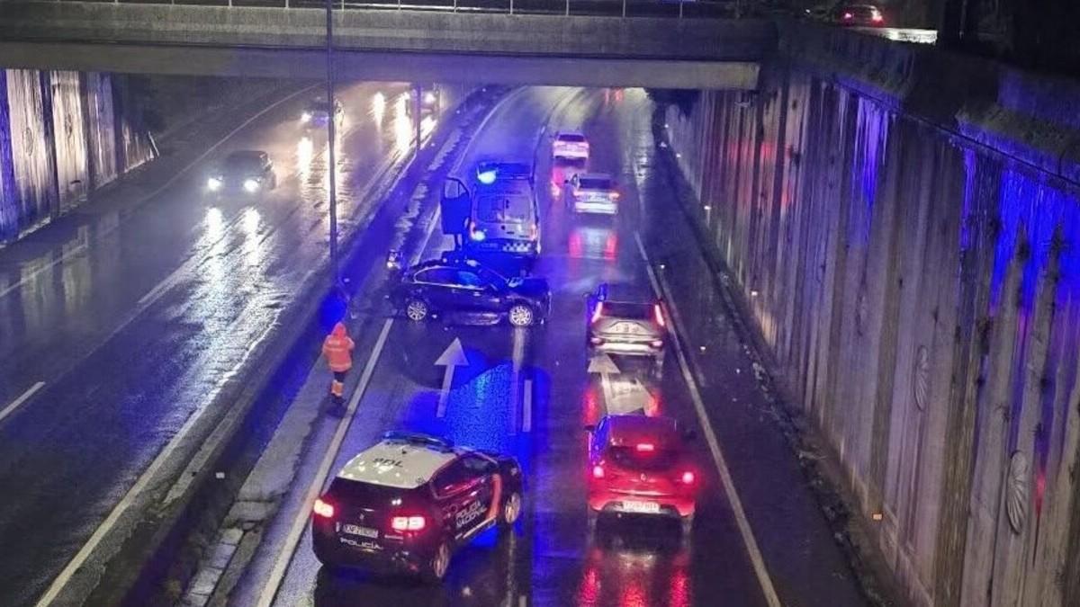 El vehículo involucrado quedó obstaculizando todo el carril izquierdo, generando una situación de mucha peligrosidad