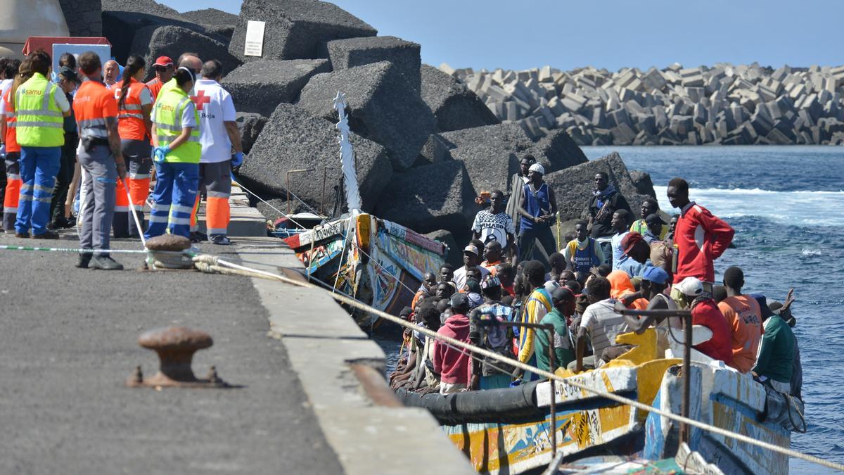 Llegada de una patera al muelle de La Restinga en la isla de El Hierro.