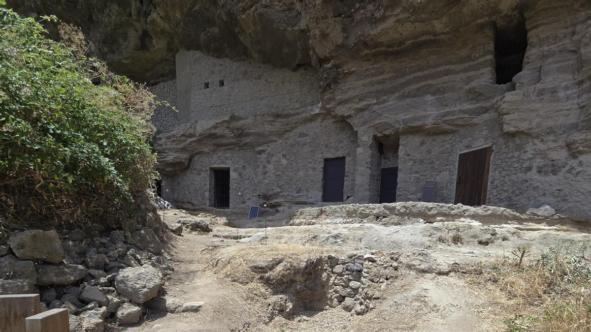 Arqueólogos hallan en Risco Caído indicios de que las cuevas y bancales se construyeron con los mismos materiales