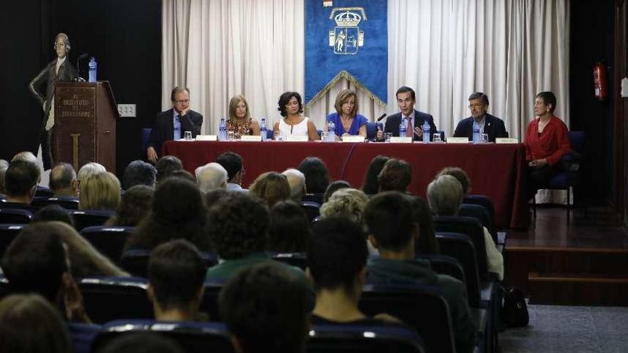 Gerardo Menéndez, hijo de Aurelio Menéndez, se dirige a los alumnos del IES Jovellanos en el acto celebrado ayer y que sirvió como comienzo del curso académico, el primero sin la presencia del exjurista.