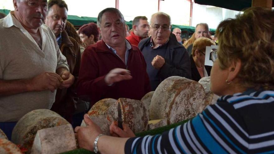 Cándido Asprón parte un trozo de uno de sus quesos durante el certamen de Benia.