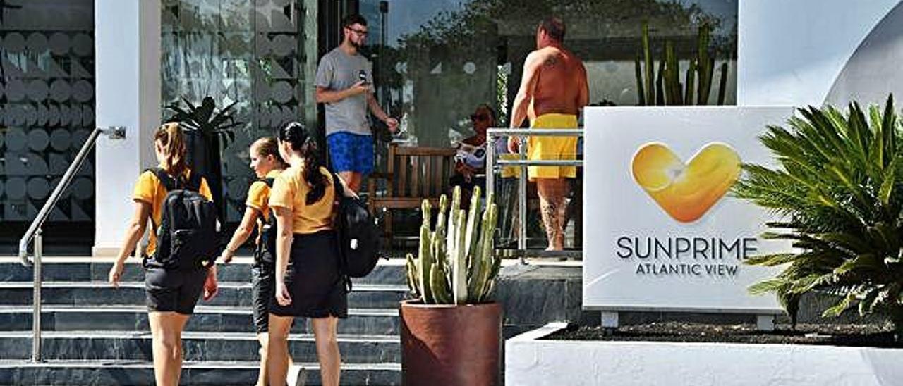 Turistas y empleados de Thomas Cook coinciden en la entrada del hotel Sunprime en Playa del Inglés.