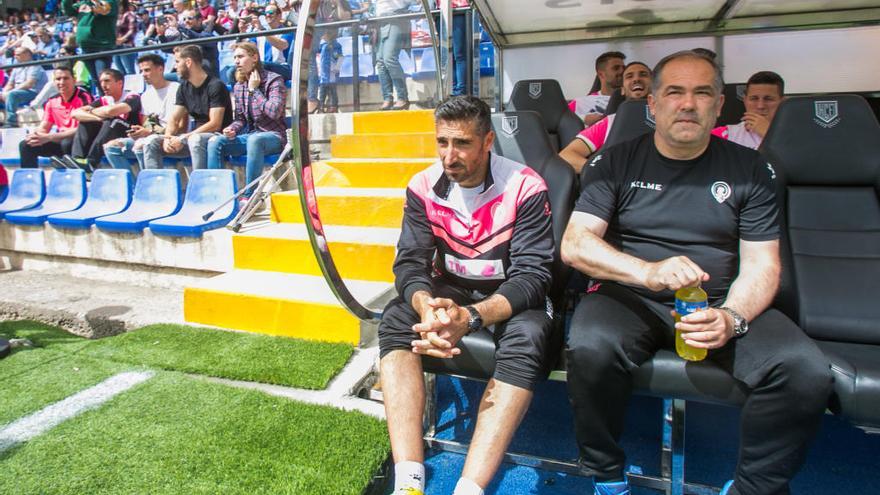 Visnjic, ayer, en el banquillo junto al preparador físico Portu.