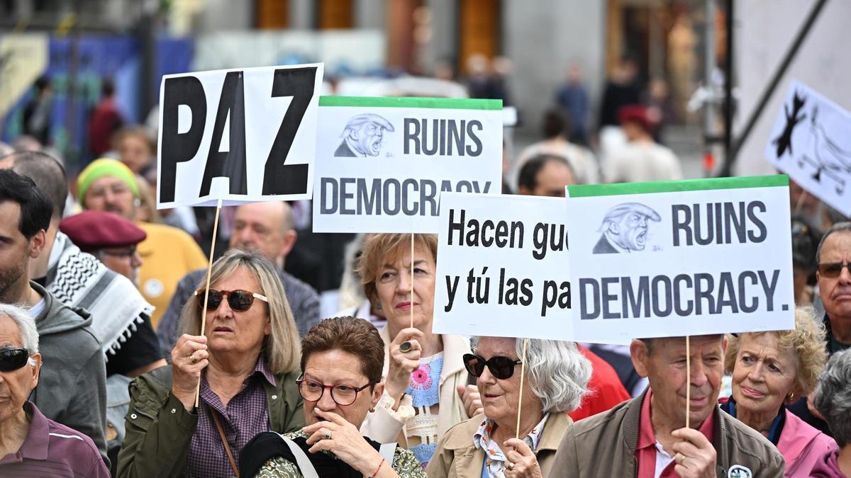 Cientos de personas toman el centro de Madrid para gritar 'no a la guerra' en Irán