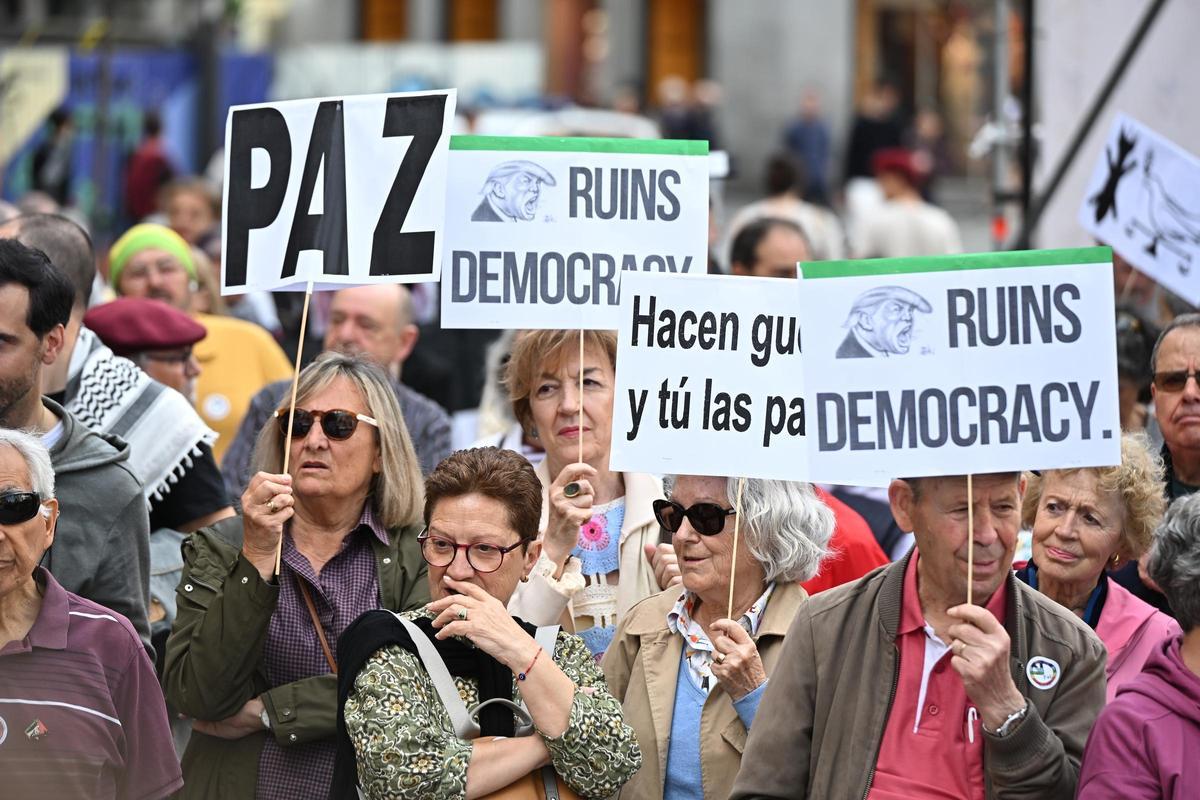 Varios cientos de personas gritan 'No a la guerra' en el centro de Madrid