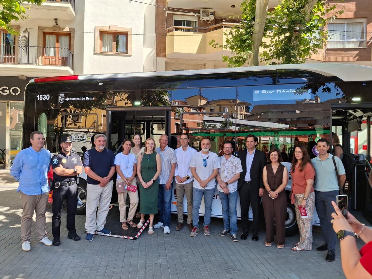 La presentación del autobús eléctrico, uno de los vehículos del nuevo servicio BusDénia