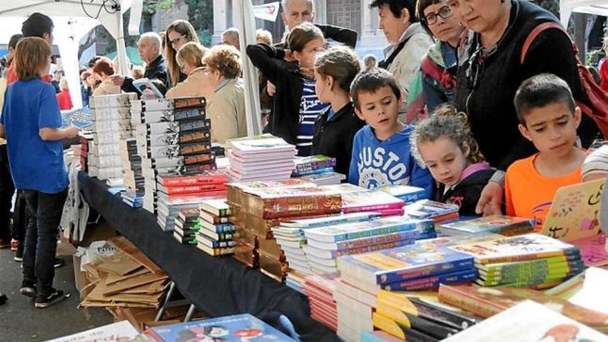 Parada de llibres al Passeig de Manresa en la diada de l&#039;any passat