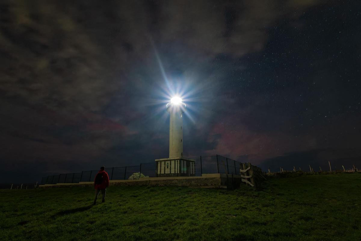Aurora boreal captada desde el entorno del faro de Luces, en Colunga.