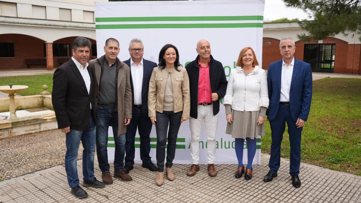 El PSOE de Córdoba ha celebrado hoy su comité provincial. En la imagen. Crespín con los candidatos de Montilla, Priego, Puente Genil, Córdoba, Palma y Lucena.