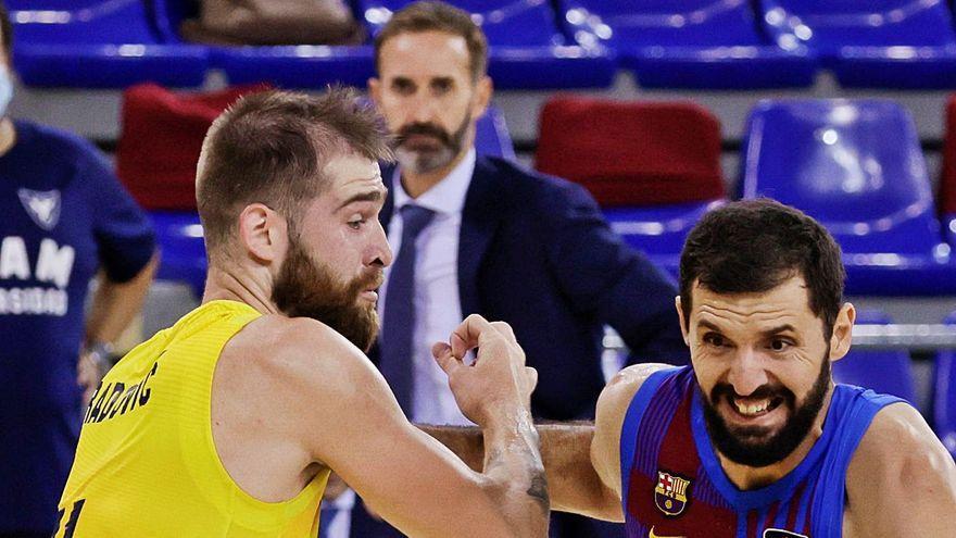 Nemanja Radovic, del UCAM Murcia, intentando frenar a Mirotic.