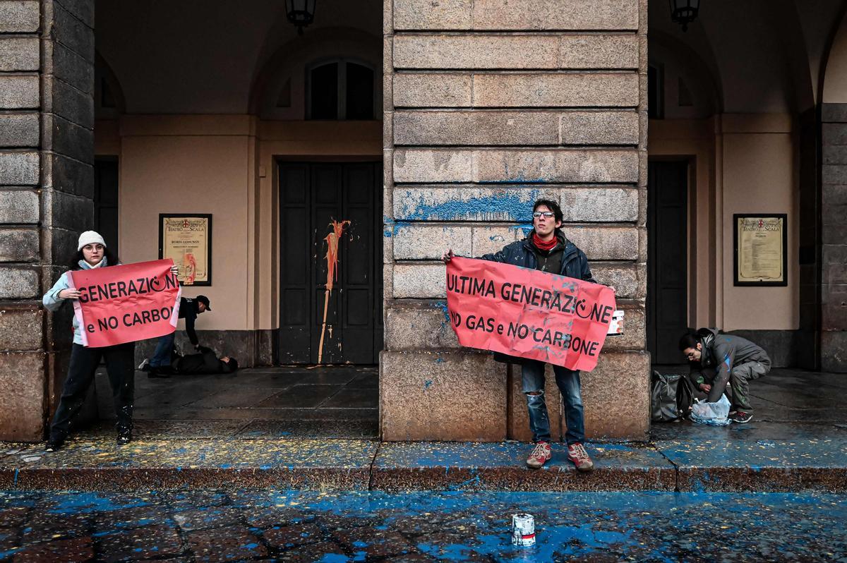 Ecologistas lanzan pintura contra la fachada de La Scala de Milán