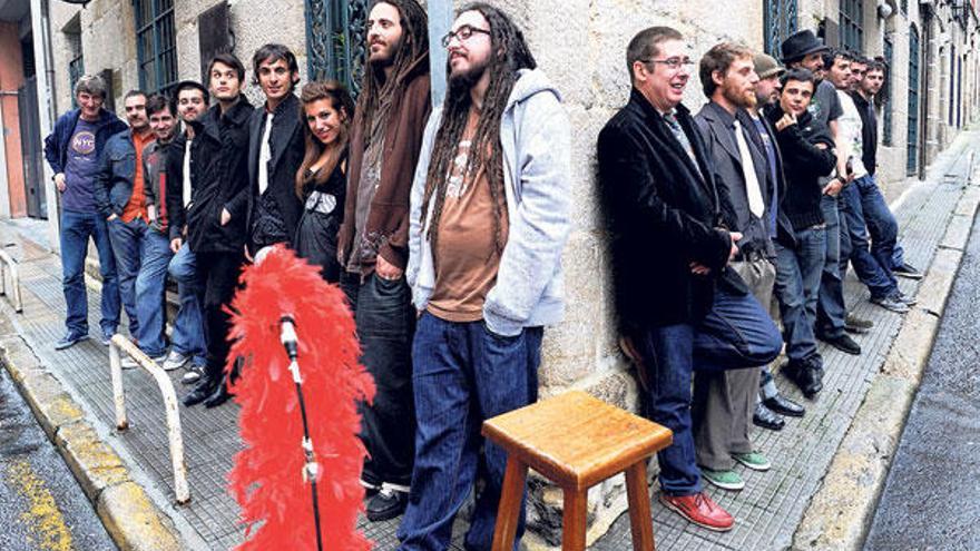 Vocalistas unidos
 Nada menos que a 17 cantantes vigueses ls pusimos a hacer la calle en un territorio que todos conocen bien: la zona de copas de Churruca y calles adyacentes.  Y les ha fotografiado el mejor fotógrafo del rock// Janite